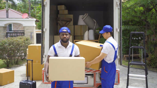 Equipe recebendo caixas de mudança